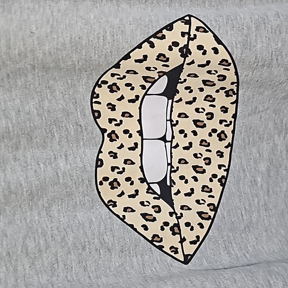 NWOT  SWEATER WITH WHEETACH LIPS - Picture 2 of 8